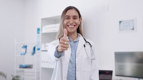 feliz, cara de médico y mujer con los pulgares hacia arriba