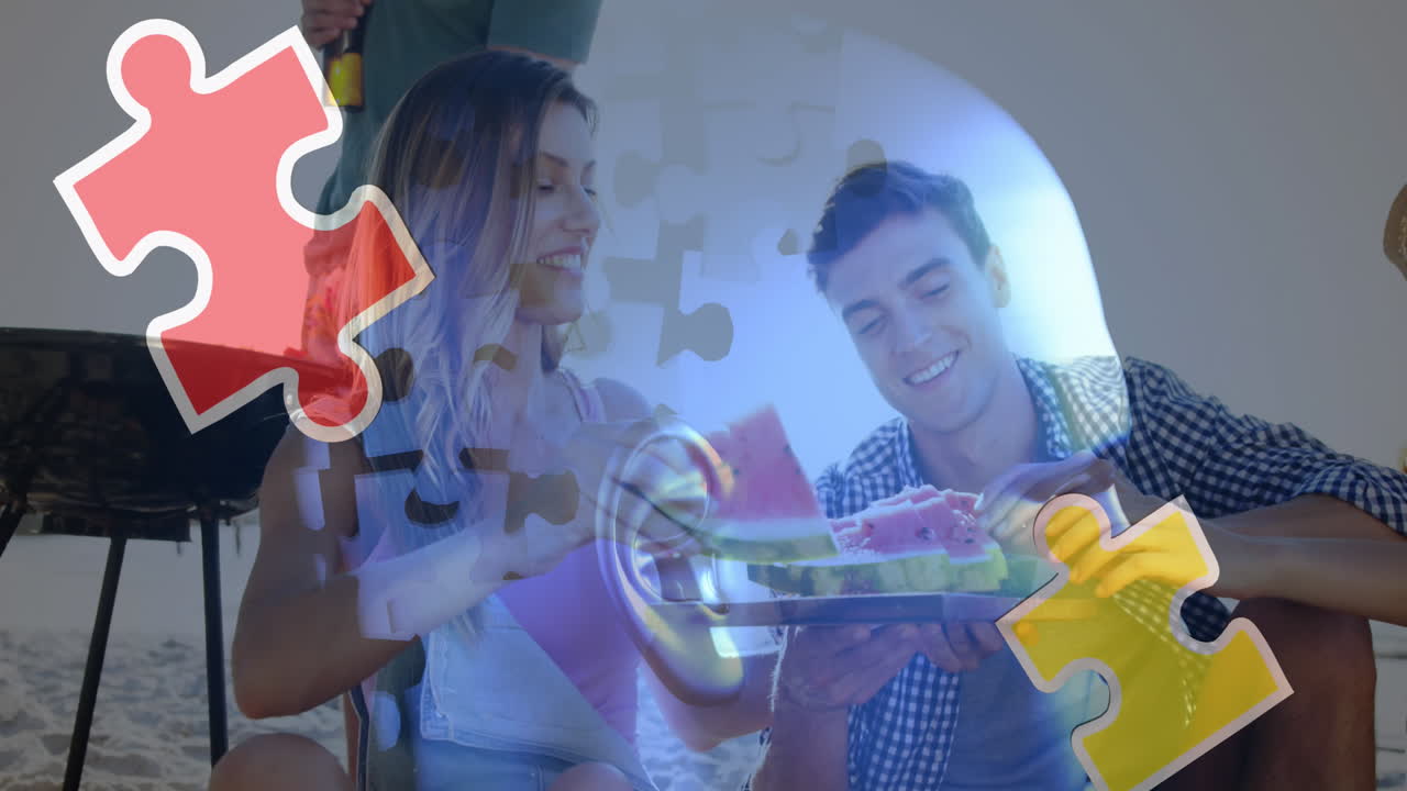 animación de coloridas piezas de rompecabezas y cabeza humana sobre amigos felices en la fiesta de playa de verano