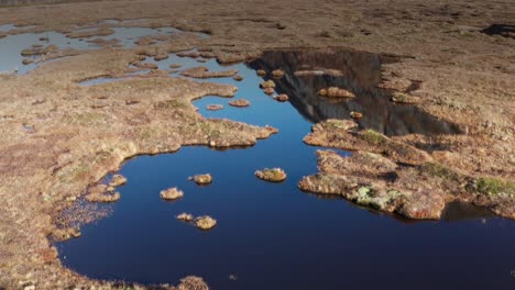 Vista-Aérea-De-Los-Humedales-Pantanosos-En-El-Norte-De-Noruega