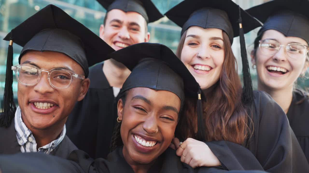 cara, diversidad o amigos por selfie de graduación