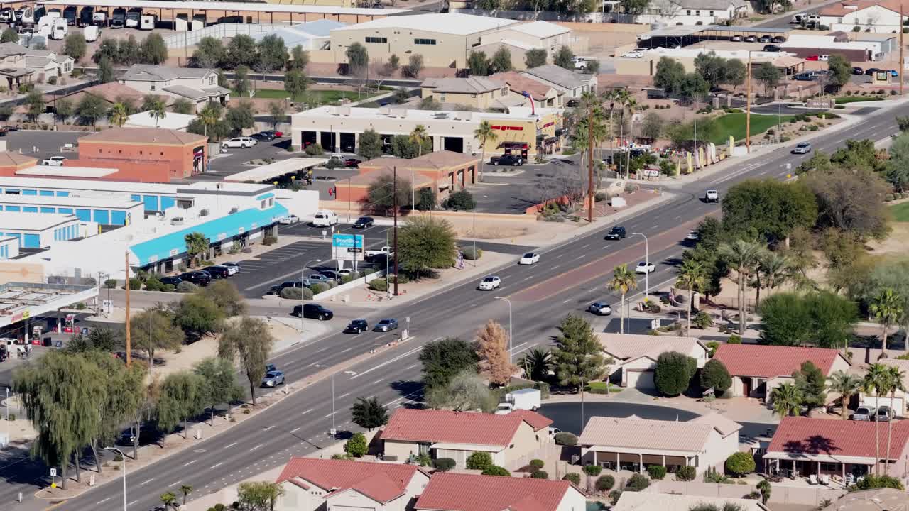 아리조나 의 바쁜 교외 거리 에서 이 비는 날 에 운전 하는 차 들, 공중 에서 볼 수 있는 모습
