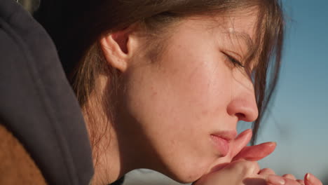 손에 머리를 고 있는 소녀의 클로즈업, 그녀의 표정은 깊은 슬과 숙고로 가득 차 있으며, 이 이미지는 슬과 내성으로 가득 찬 위안의 순간을 포착합니다.