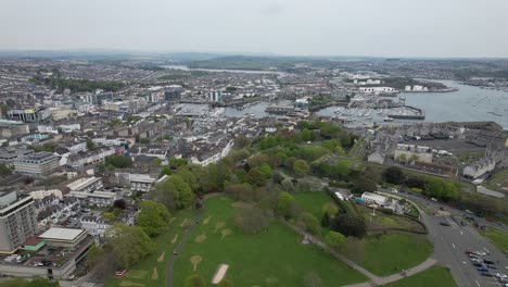 Vista-Aérea-De-Drones-De-La-Ciudad-De-Plymouth-En-Devon,-Reino-Unido