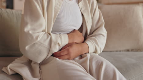 mujer con dolor de estómago