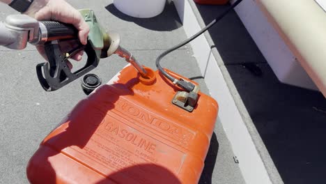 derrames de gas de la boquilla en el contenedor en el barco