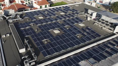 paneles solares en el techo de supermercados, entorno urbano.