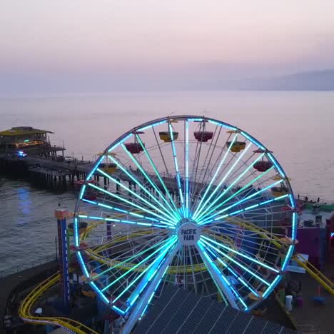 Antenne-Von-Santa-Monica-Pier-Und-Riesenrad-Bei-Nacht-Oder-Dämmerung-Licht-Los-Angeles-Kalifornien-2