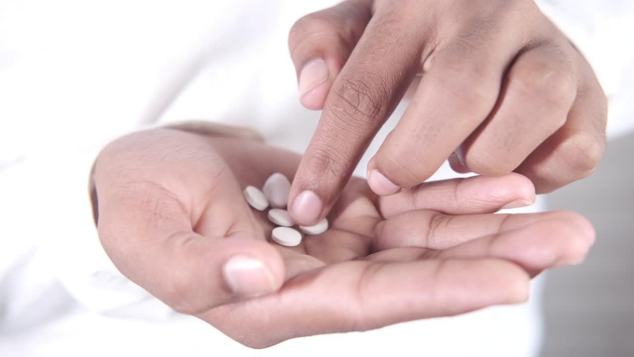 약을 복용하는 사람