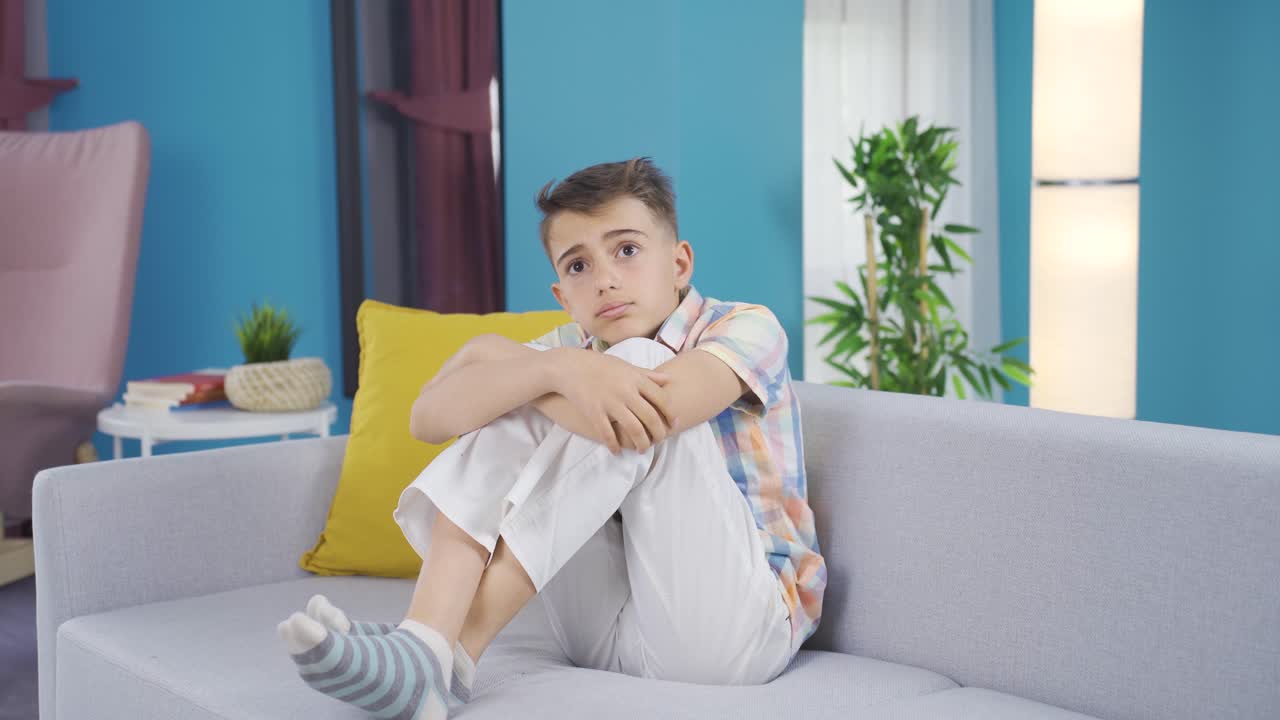 아이는 집에서 혼자라고 느 ⁇ 니다.