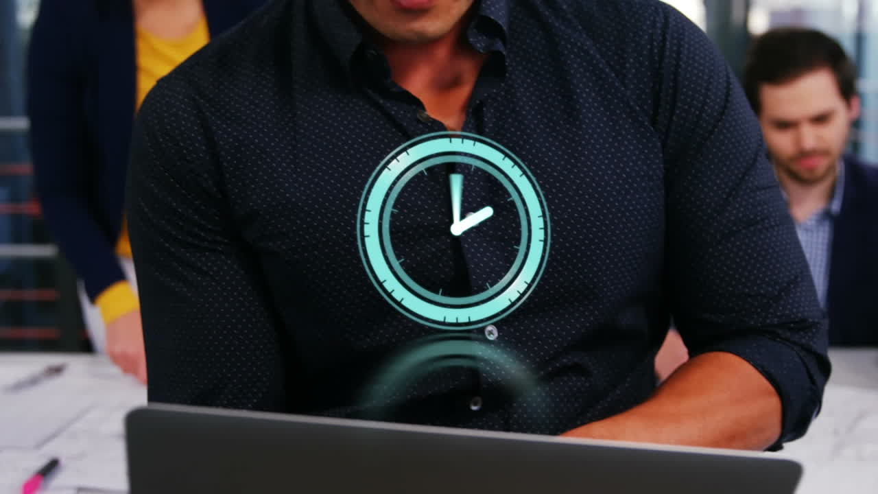 Animación de un reloj marcando sobre un empresario birracial usando un portátil