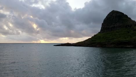 Zeitraffer-Der-Hawaiianischen-Insel-Auf-Oahu-Hawaii-Mit-Dunkler-Sonnenaufgangsstimmung