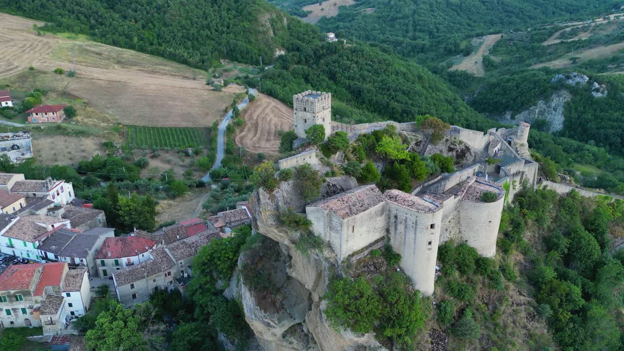castillo de roca medieval desde arriba italia