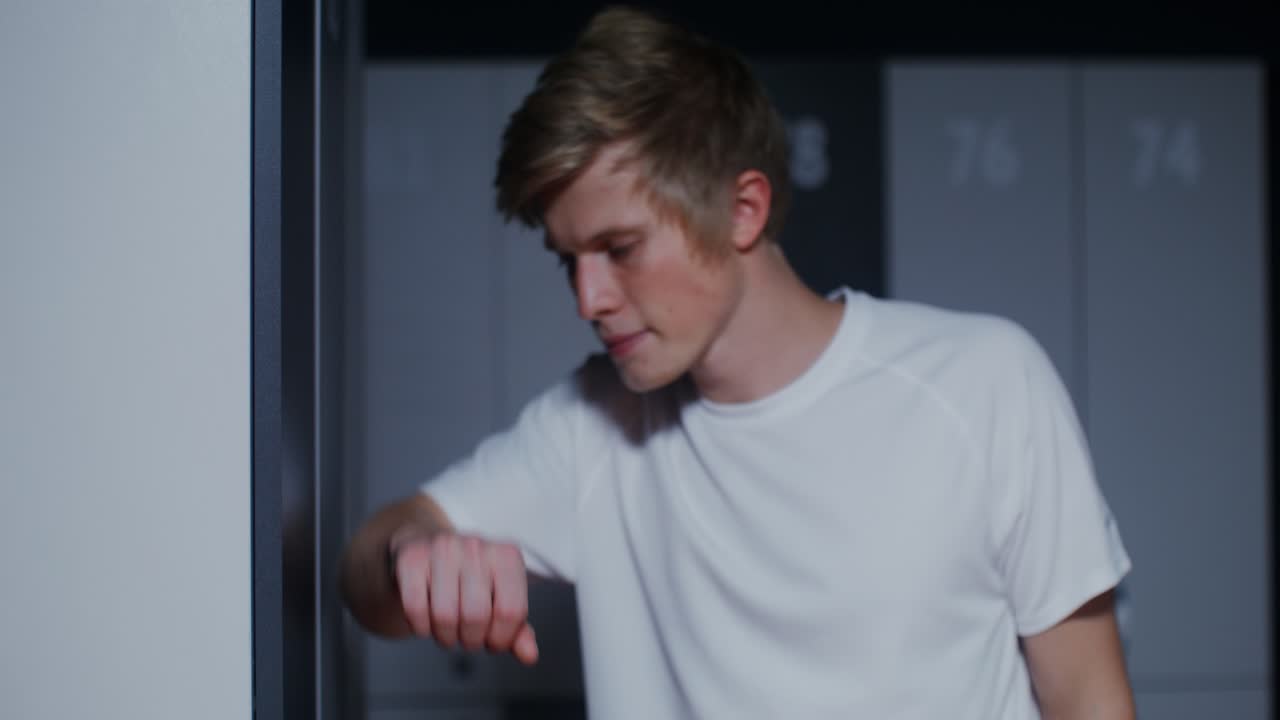 молодой человек в раздевалке.