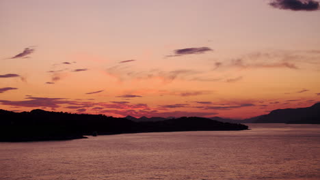 hermosa vista aérea de la puesta de sol sobre las islas elaphiti en el mar adriático