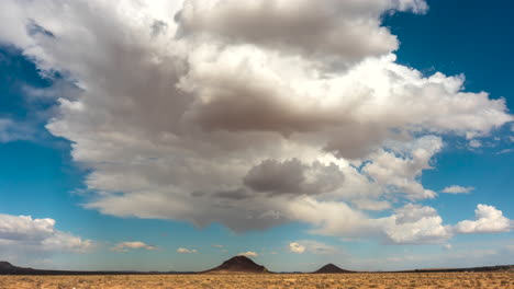 Las-Nubes-Ruedan-Por-El-Cielo-Sobre-El-Duro-Paisaje-Del-Desierto-De-Mojave-Hacia-Las-Montañas-En-Este-Rápido-Lapso-De-Tiempo