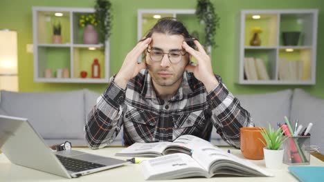 joven pensativo con preocupaciones de ansiedad.