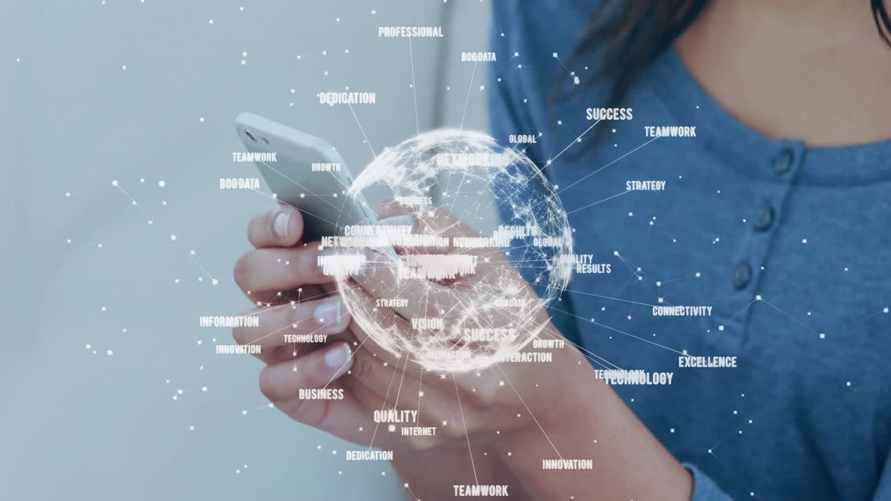 animación de la red global y el procesamiento de datos sobre la sección media de una mujer biracial que utiliza un teléfono inteligente