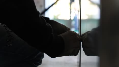 trabajador de fábrica atornillando un tornillo con una llave en una fábrica