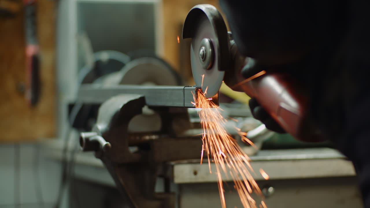 caída de chispa durante el corte de metal con amoladora angular 1