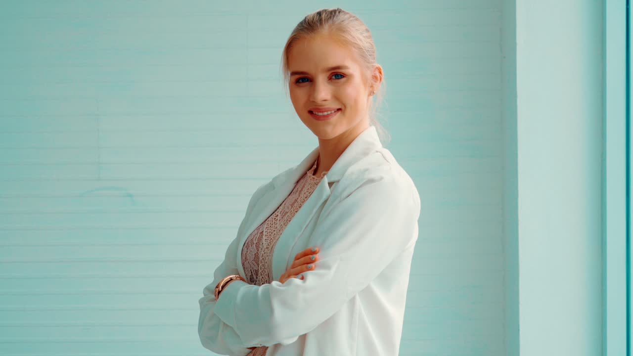 retrato de perfil de una mujer joven atractiva en la oficina