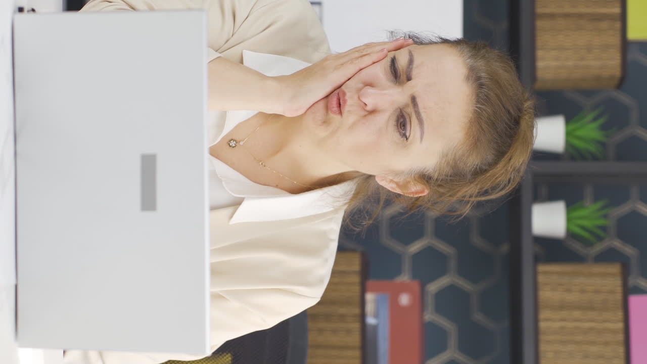 video vertical de una mujer de negocios con dolor de muelas.