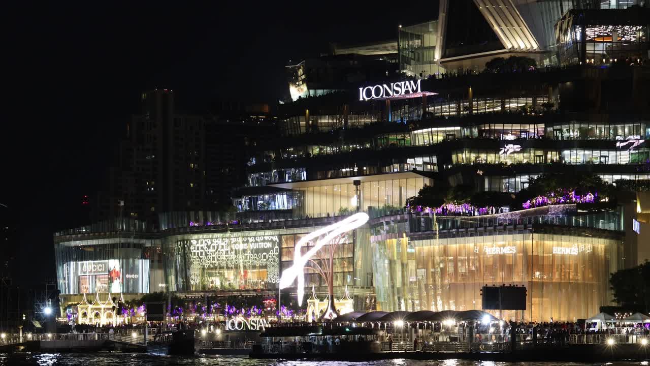 활기찬 도시 배경으로 조명 된 쇼핑몰 정면