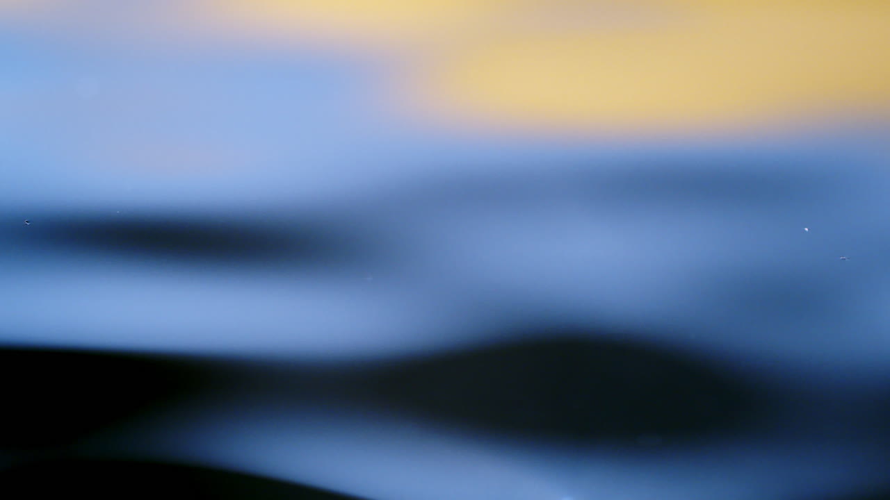 물방울의 실제를 닫고 광고용 텍스트를 배치할 수 있는 복사 공간이 있는 스튜디오에서 스무트 색상 배경을 가진 물과 발산 원으로 떨어집니다.