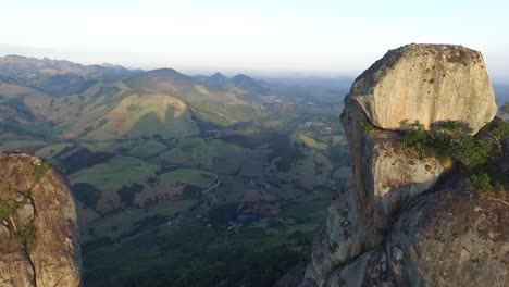 proximidad de la montaña con drones