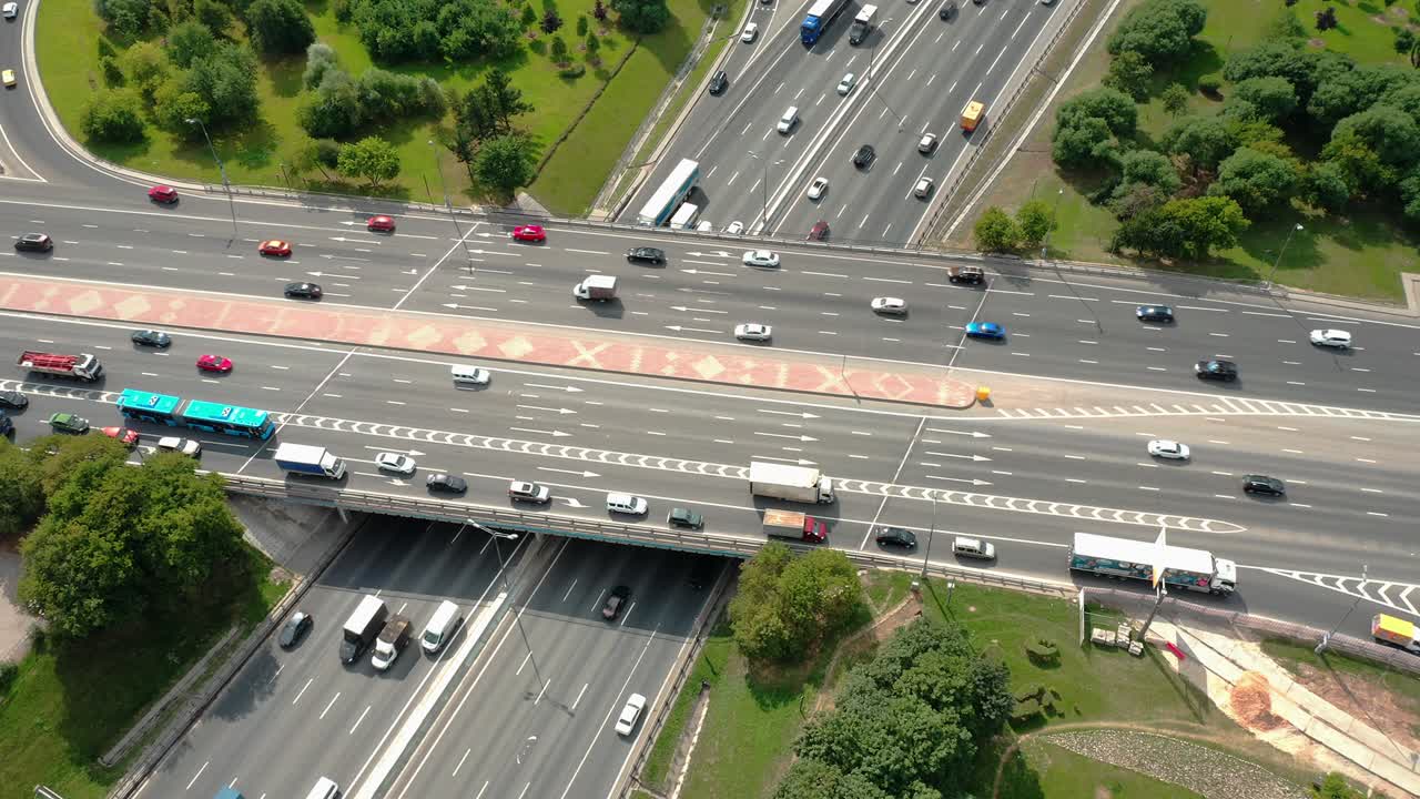 교통과 함께 교차로 오버브라이스 고속도로의 위에서 아래로 공중 사진
