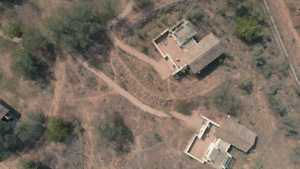 parque nacional sariska en india, villas, árboles verdes, disparos de drones desde arriba 4k