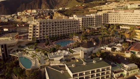 Luftaufnahme-Eines-Belebten-Touristischen-Wohngebiets-Auf-Der-Insel-Teneriffa,-Kanarische-Inseln,-Spanien,-Europäisches-Urlaubsreiseziel,-Goldene-Stunden