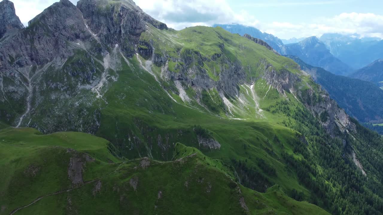 vuelo aéreo de drones sobre majestuosos picos de las montañas dolomitas, italia