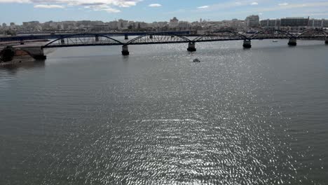Luftaufnahme-Der-Brücke-über-Den-Fluss-Dolly-In