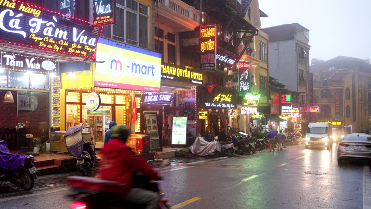 Busy street in eerie light, where fog and traffic blur the night