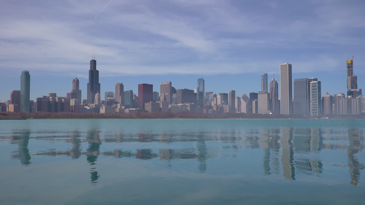 화창한 날 시카고 스카이라인의 탁 트인 전망