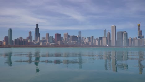 Panoramablick-Auf-Die-Skyline-Von-Chicago-An-Einem-Sonnigen-Tag
