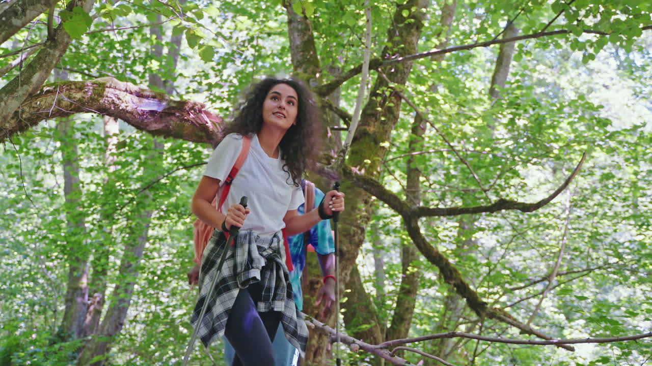 pareja de senderismo en el bosque