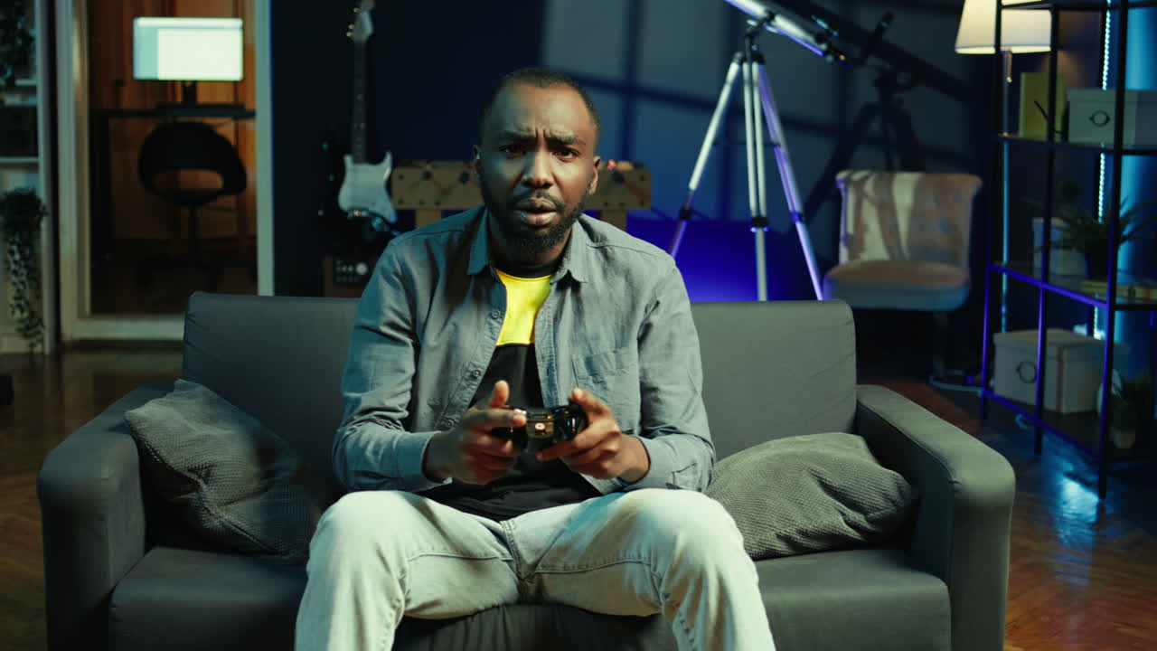 hombre poniendo la cara en las manos en frustración después de ser derrotado en un videojuego