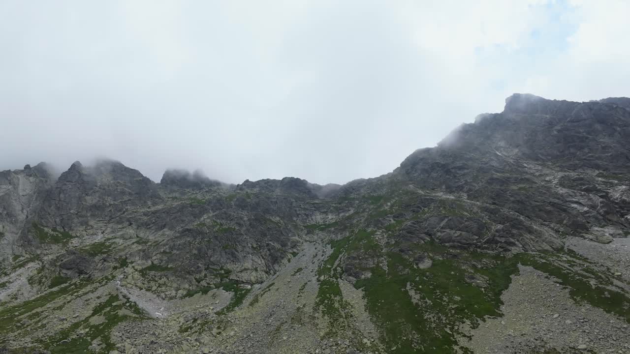 vuelos ascendentes en las montañas nubladas de los altos tatra, eslovaquia