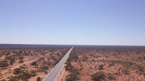 Toma-Aérea-De-Un-Automóvil-Que-Atraviesa-El-Interior-A-Lo-Largo-De-La-Autopista-Stuart,-Australia