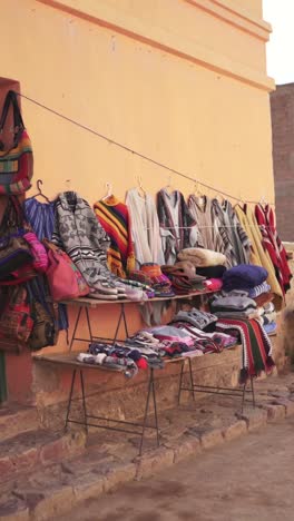 Descubra-El-Vibrante-Mercado-Artesanal,-Lleno-De-Artesanías-Tradicionales-Y-Productos-Hechos-A-Mano-Que-Muestran-El-Rico-Patrimonio-Cultural-Y-La-Artesanía-De-Los-Artesanos-Locales.