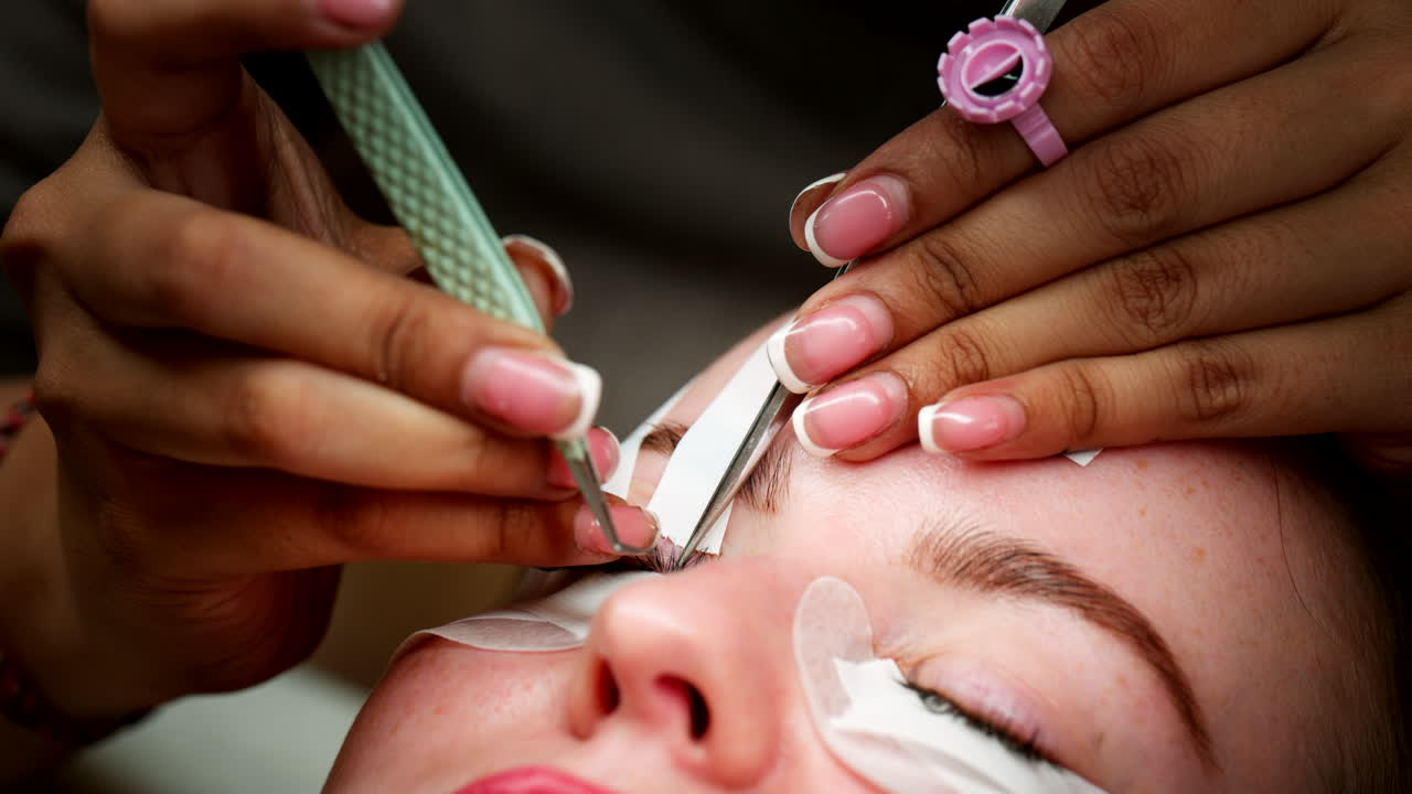 Procedimento de extensão de cílios, aplicando cílios longos em salão de beleza.