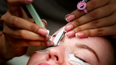 Procedimiento-De-Extensión-De-Pestañas-Aplicando-Pestañas-Largas-En-Un-Salón-De-Belleza.