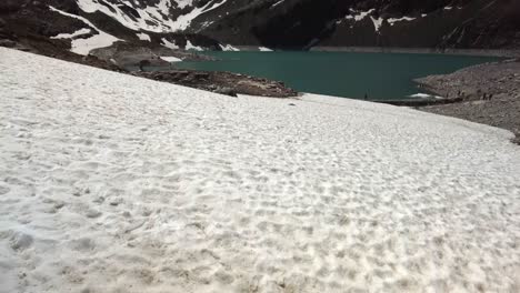 revelar la foto de un hermoso lago azul con nieve y hielo en los alpes austriacos, uttendorf weissee