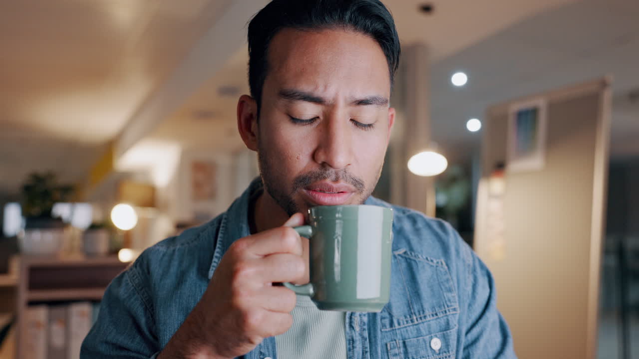 커피, 밤과 카페인을 마시는 노동자