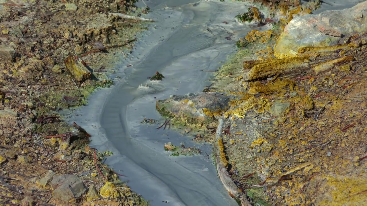 Canale di fango geotermico nel Parco Nazionale Vulcanico di Lassen, California, USA. Inquadratura dal basso verso l'alto al rallentatore.