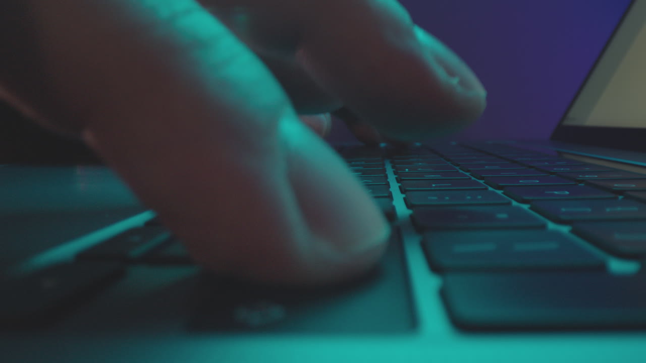 escribiendo en un teclado portátil