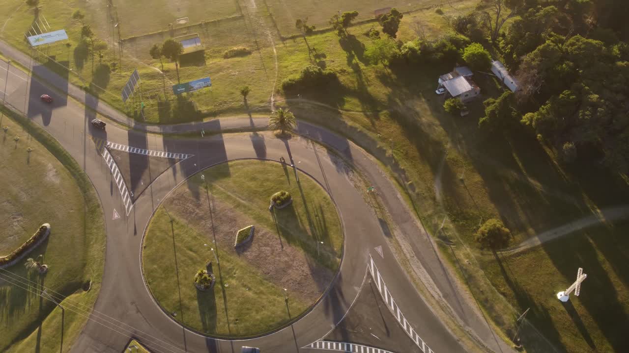 una vista de pájaro de drones de una rotonda en una ciudad de uruguay