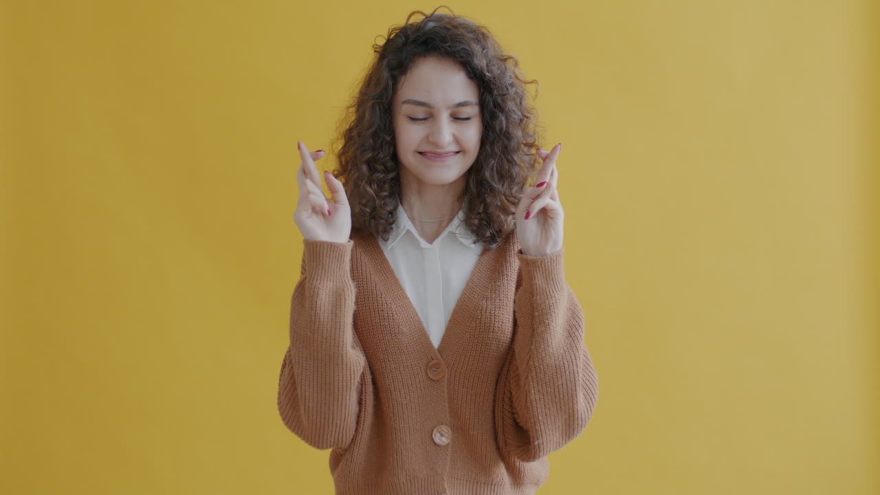 mujer, los dedos cruzados.