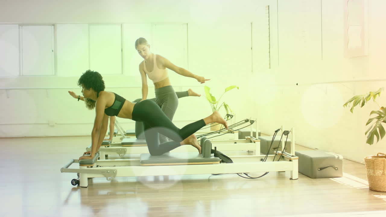 Donne che si allenano sui reformer Pilates, animazione di allenamento fitness su studio luminoso